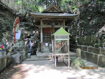 紅葉ケ滝薬師堂-2
